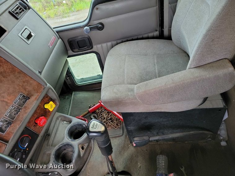 image for item DX7207 2006 Kenworth T800B semi truck