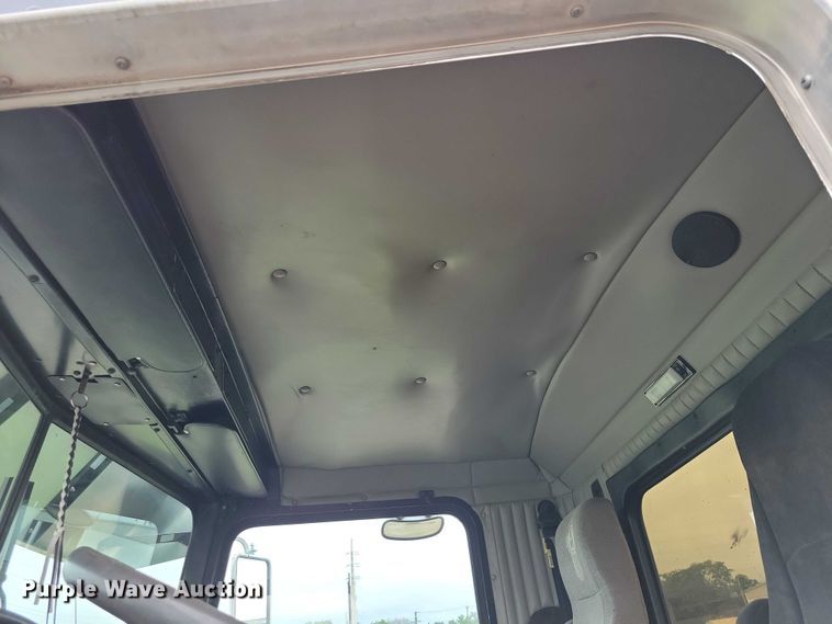 image for item DX7207 2006 Kenworth T800B semi truck