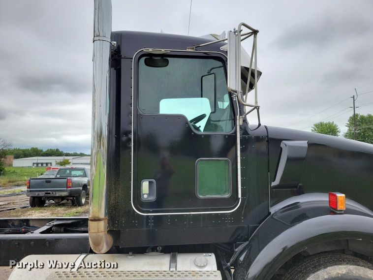 image for item DX7207 2006 Kenworth T800B semi truck