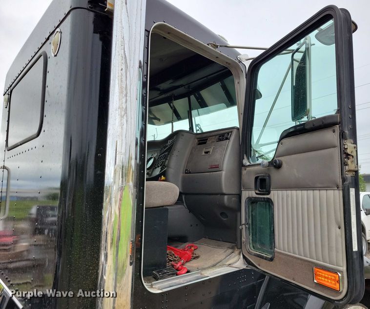 image for item DX7207 2006 Kenworth T800B semi truck