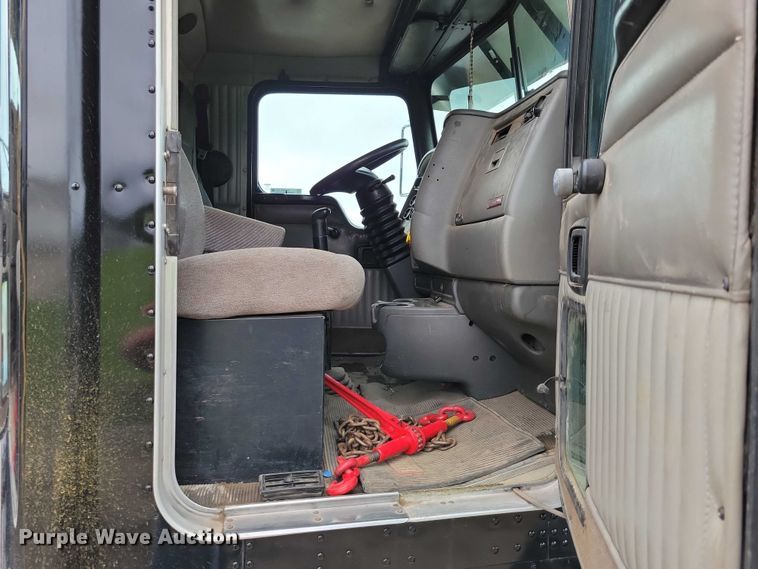 image for item DX7207 2006 Kenworth T800B semi truck