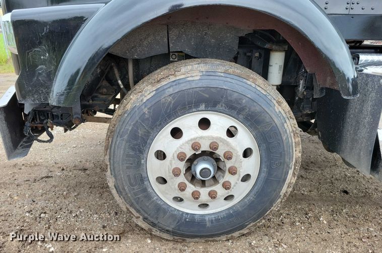 image for item DX7207 2006 Kenworth T800B semi truck