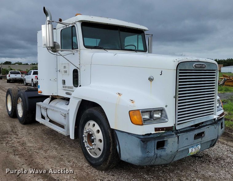 image for item DX7210 2000 Freightliner FLD semi truck