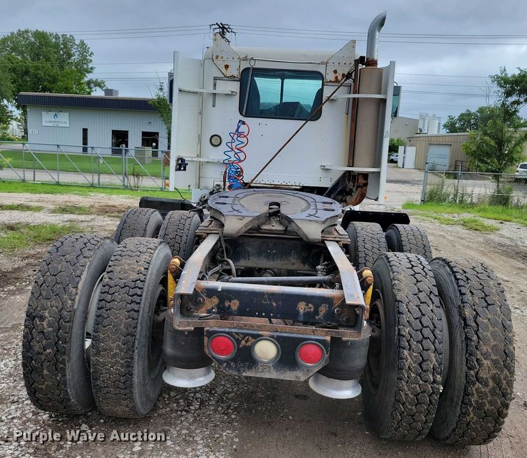 image for item DX7210 2000 Freightliner FLD semi truck