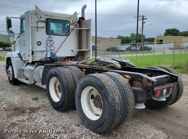 image for item DX7210 2000 Freightliner FLD semi truck