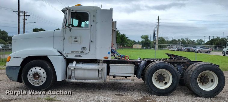 image for item DX7210 2000 Freightliner FLD semi truck