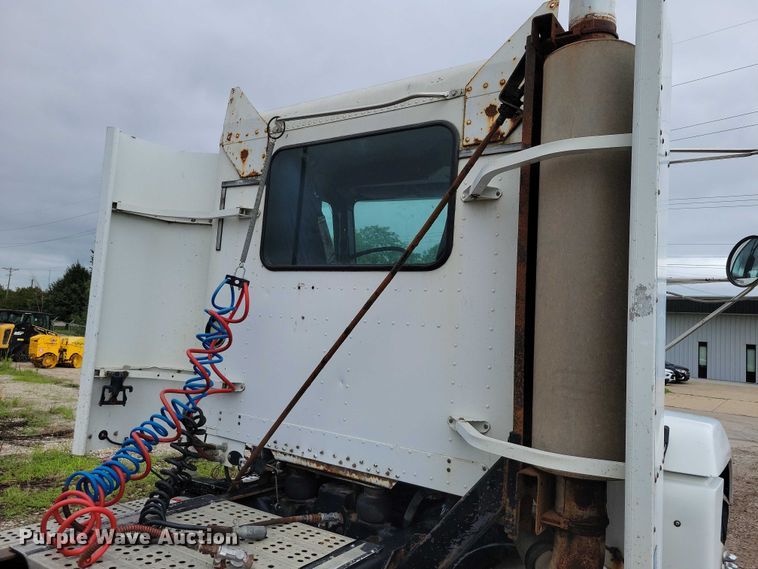 image for item DX7210 2000 Freightliner FLD semi truck