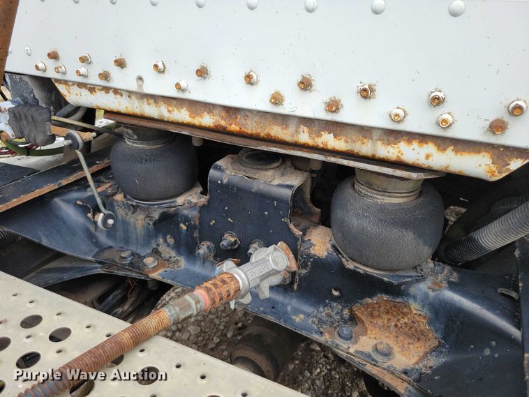 image for item DX7210 2000 Freightliner FLD semi truck