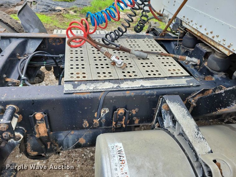 image for item DX7210 2000 Freightliner FLD semi truck