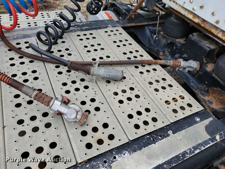 image for item DX7210 2000 Freightliner FLD semi truck