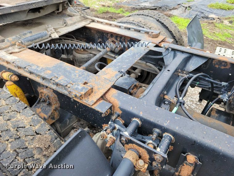 image for item DX7210 2000 Freightliner FLD semi truck