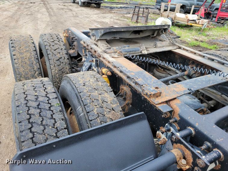 image for item DX7210 2000 Freightliner FLD semi truck