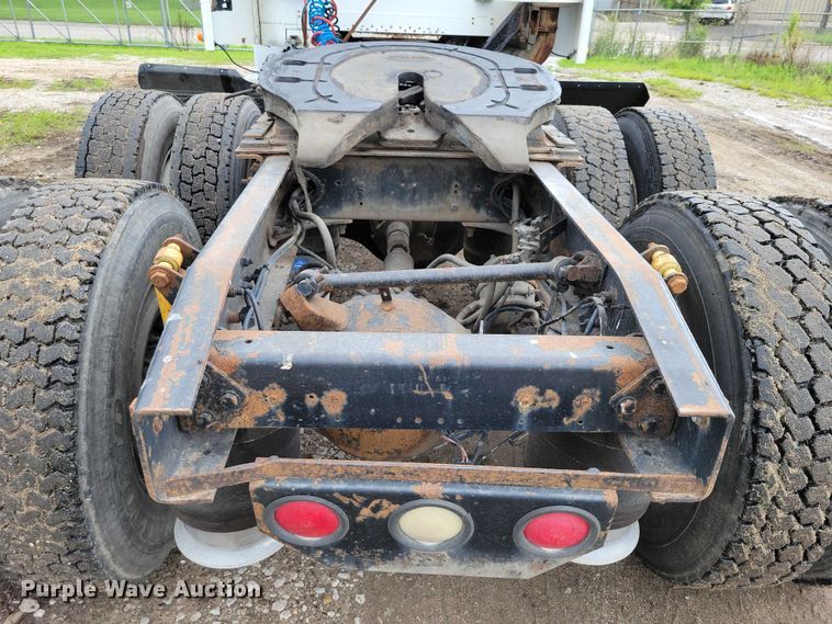 image for item DX7210 2000 Freightliner FLD semi truck