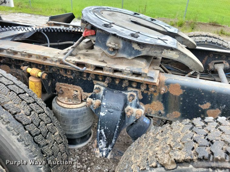 image for item DX7210 2000 Freightliner FLD semi truck