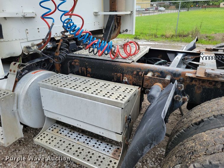 image for item DX7210 2000 Freightliner FLD semi truck