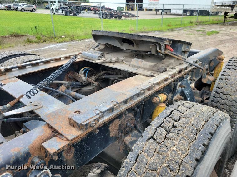 image for item DX7210 2000 Freightliner FLD semi truck