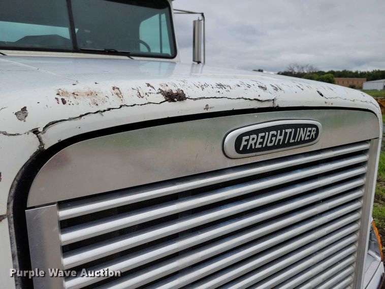 image for item DX7210 2000 Freightliner FLD semi truck