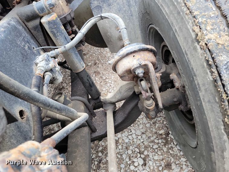 image for item DX7210 2000 Freightliner FLD semi truck