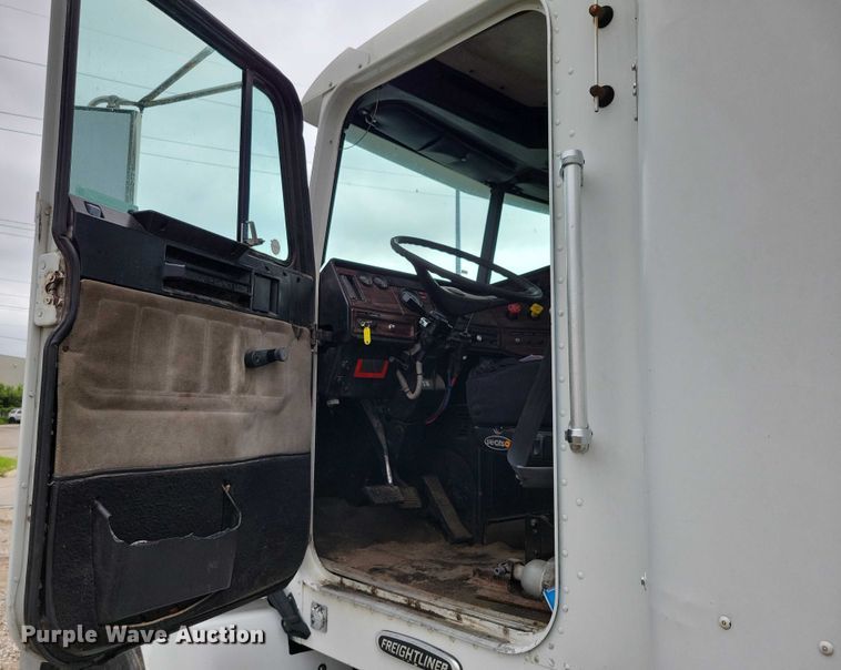 image for item DX7210 2000 Freightliner FLD semi truck