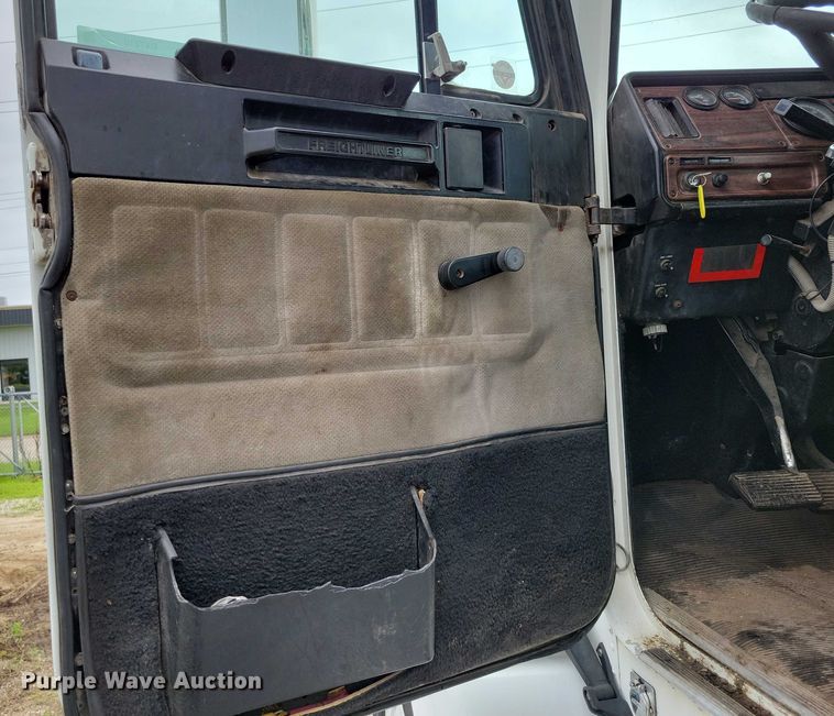 image for item DX7210 2000 Freightliner FLD semi truck