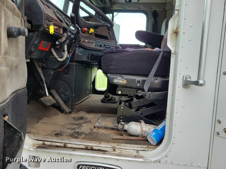 image for item DX7210 2000 Freightliner FLD semi truck