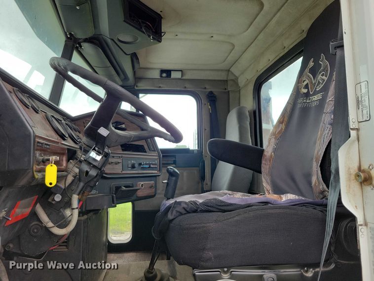 image for item DX7210 2000 Freightliner FLD semi truck