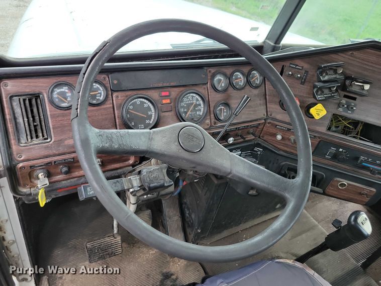 image for item DX7210 2000 Freightliner FLD semi truck