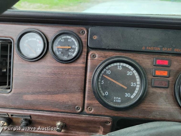 image for item DX7210 2000 Freightliner FLD semi truck