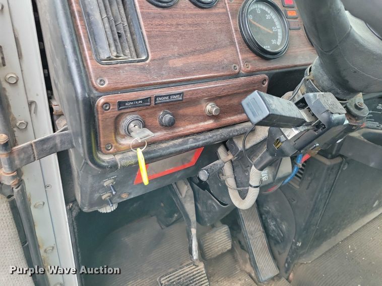 image for item DX7210 2000 Freightliner FLD semi truck