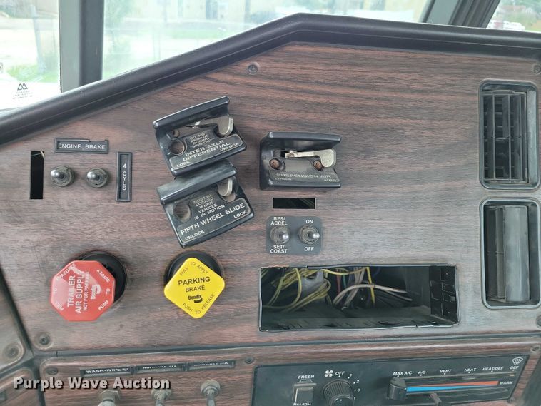 image for item DX7210 2000 Freightliner FLD semi truck