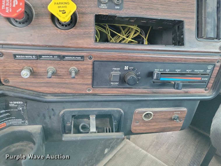 image for item DX7210 2000 Freightliner FLD semi truck