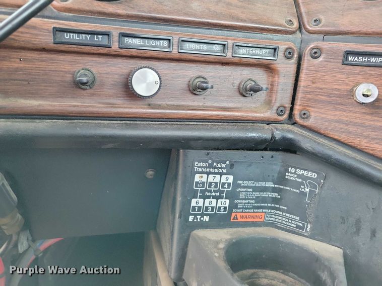 image for item DX7210 2000 Freightliner FLD semi truck