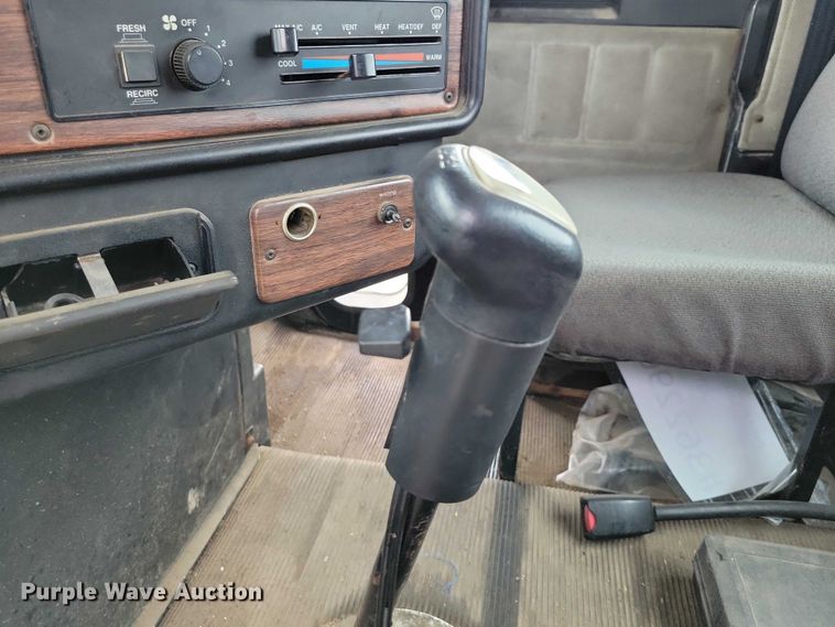 image for item DX7210 2000 Freightliner FLD semi truck