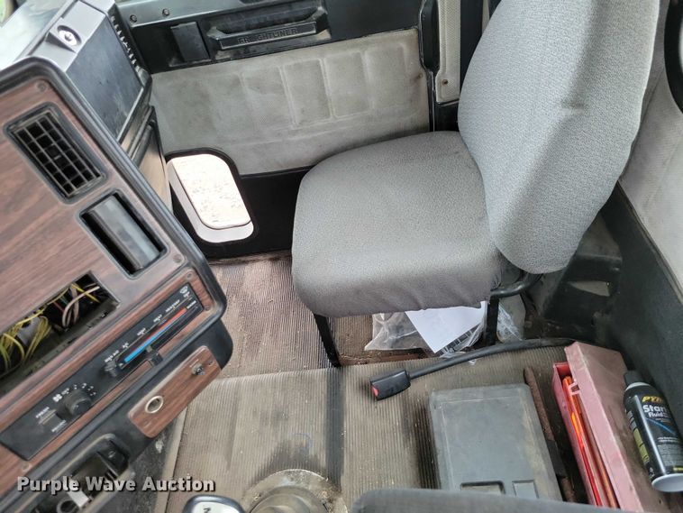 image for item DX7210 2000 Freightliner FLD semi truck