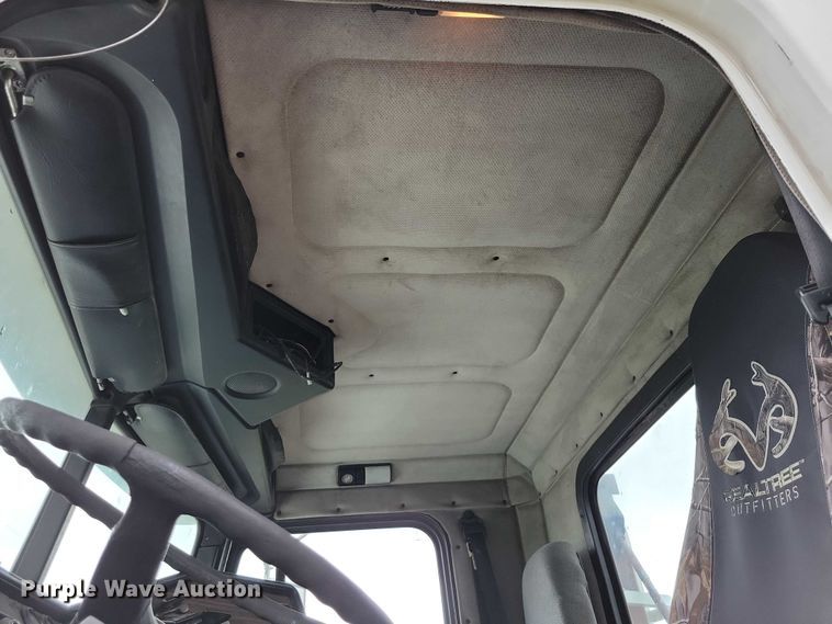 image for item DX7210 2000 Freightliner FLD semi truck