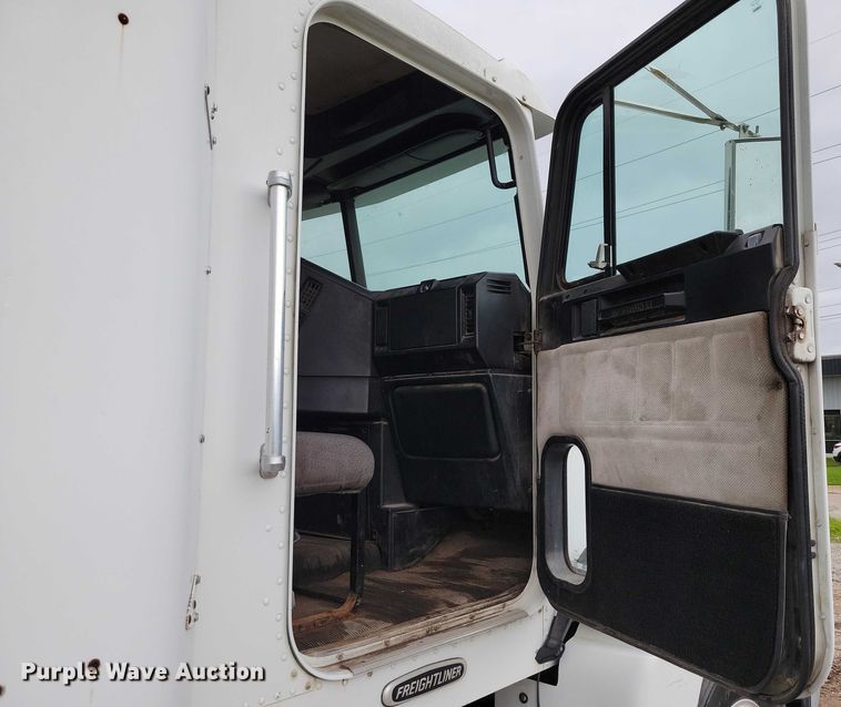 image for item DX7210 2000 Freightliner FLD semi truck