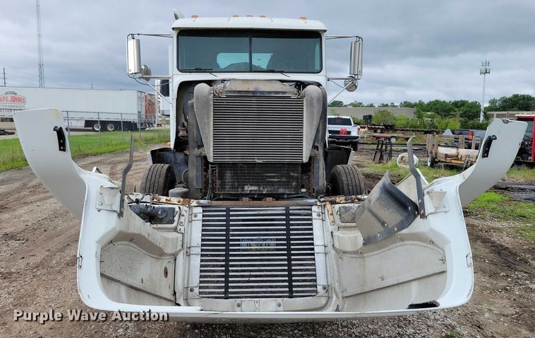 image for item DX7210 2000 Freightliner FLD semi truck