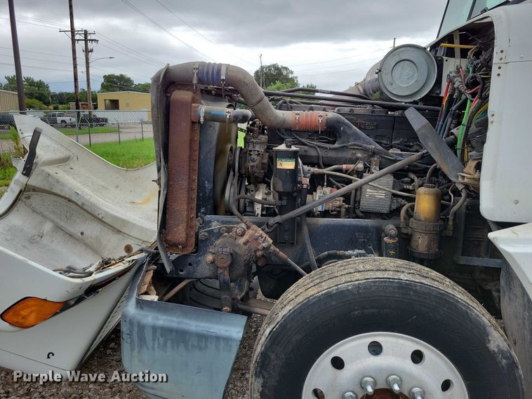 image for item DX7210 2000 Freightliner FLD semi truck