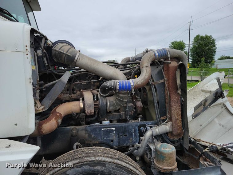 image for item DX7210 2000 Freightliner FLD semi truck