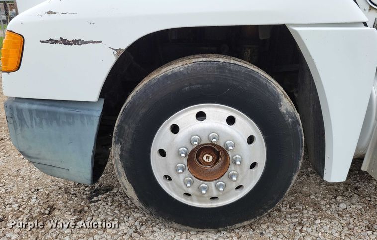 image for item DX7210 2000 Freightliner FLD semi truck