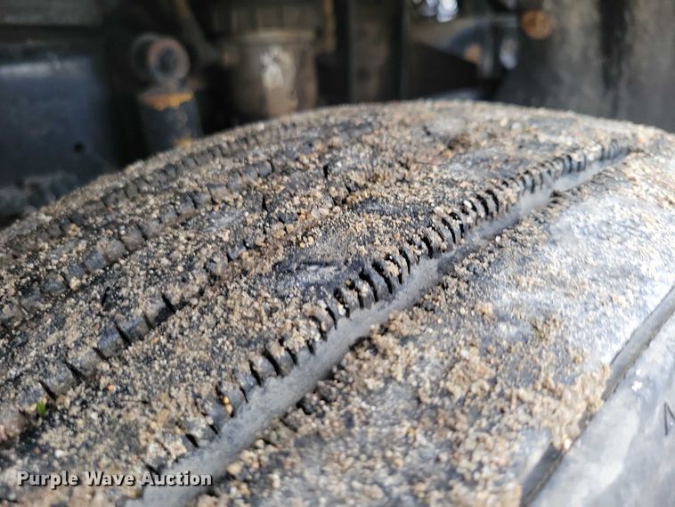 image for item DX7210 2000 Freightliner FLD semi truck