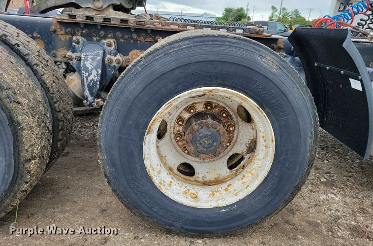 image for item DX7210 2000 Freightliner FLD semi truck