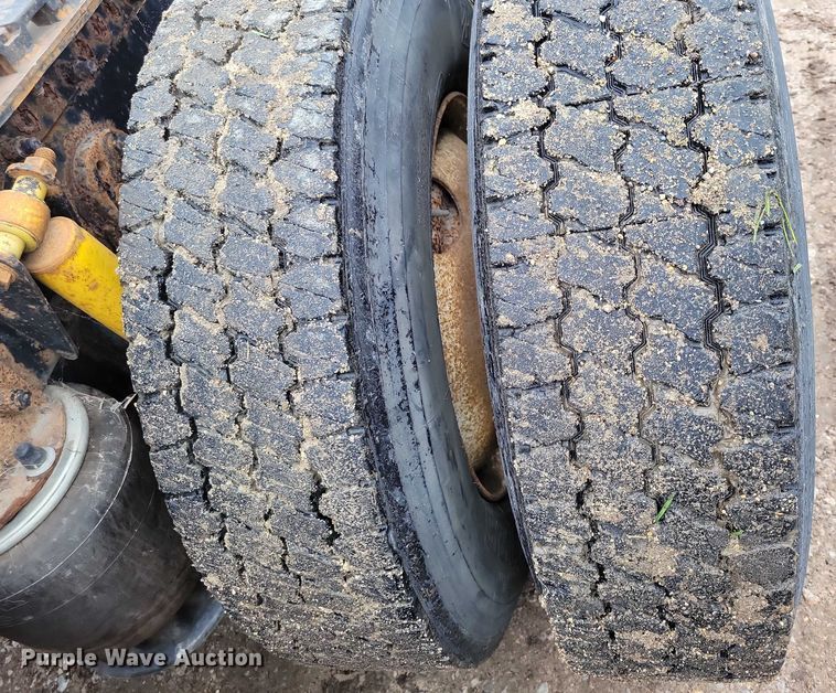 image for item DX7210 2000 Freightliner FLD semi truck