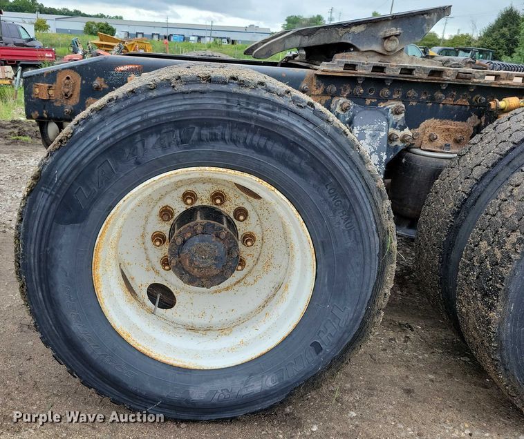 image for item DX7210 2000 Freightliner FLD semi truck