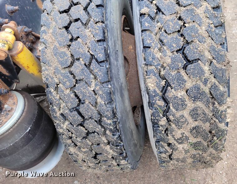 image for item DX7210 2000 Freightliner FLD semi truck