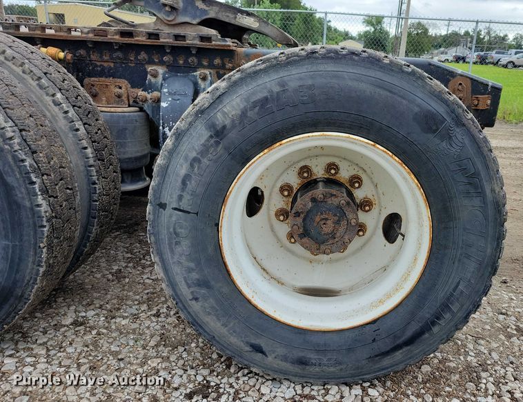 image for item DX7210 2000 Freightliner FLD semi truck