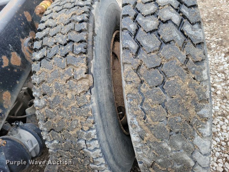 image for item DX7210 2000 Freightliner FLD semi truck