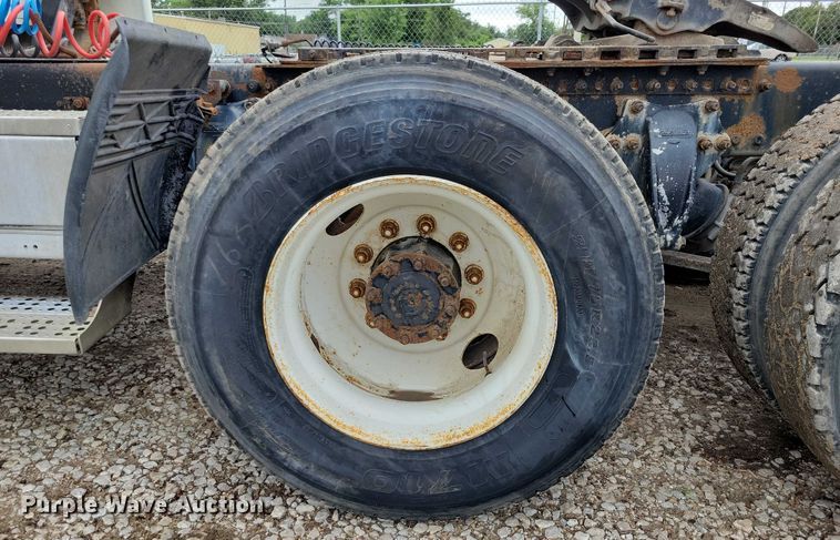 image for item DX7210 2000 Freightliner FLD semi truck