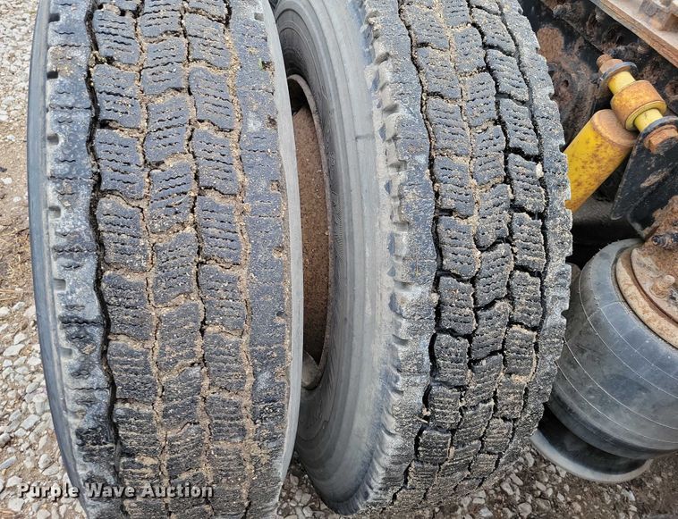 image for item DX7210 2000 Freightliner FLD semi truck