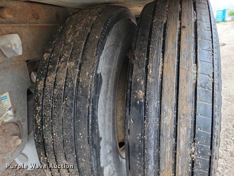 image for item DX7211 2006 Utility refrigerated van trailer